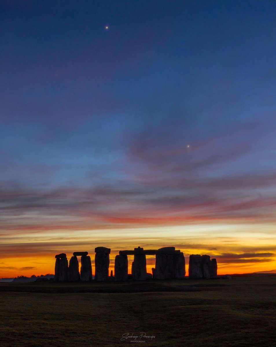 Jupiter and Venus above Stonehenge.😍