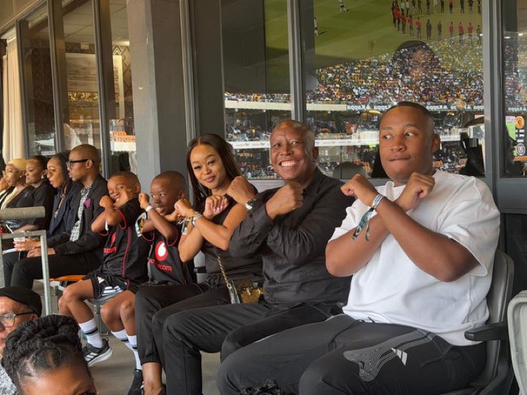 Julius Malema bribed Mantwa Matlala to attend the Soweto Derby. Lol the fact that this picture was taken to make a point, says a lot. Julius Malema just made it obvious that his Wife did file for divorce 😂😂😂.