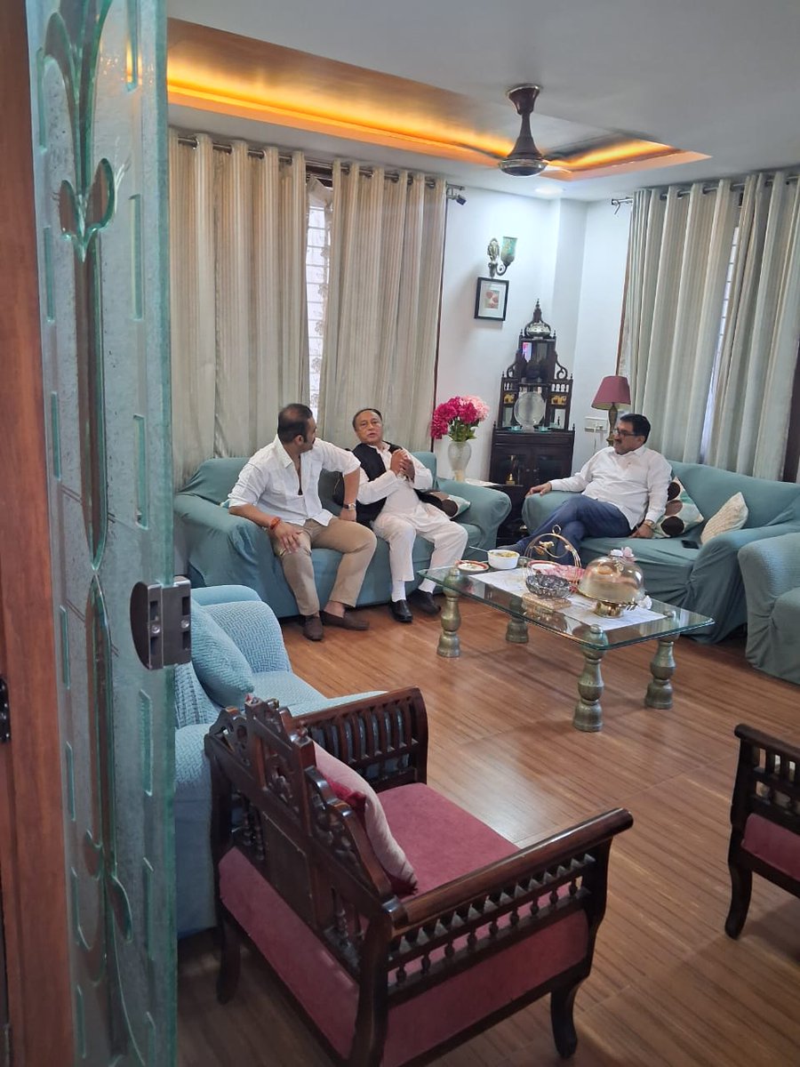 विवाह समारोह के पश्चात निज निवास, इंदौर पर पूर्व सांसद एवं पूर्व विधायक आदरणीय श्री लक्ष्मण सिंह जी का आत्मीय आगमन हुआ।

प्रिय पुत्र श्री अभिराज को आशीर्वाद एवं शुभकामनाएँ देने उनके पधारने से हमारा घर-आँगन गौरवान्वित हुआ।
स्नेह और आशीष के लिए हृदय से आभार। 🙏💐