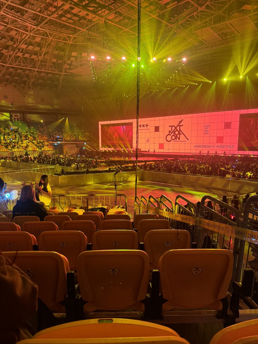 Baming0304's tweet photo. 잠만 저거 가운데에 뭐야…. https://t.co/SPgil4CEj7