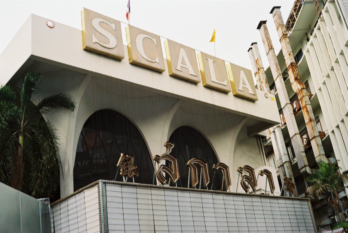 personalนิดหน่อย แต่ส่วนตัวไปดรออิ้งสกาล่า ฝึกมือเข้าถาปัต เพราะวาดวัดก็ไม่ไหว ไปนั่งรอเพื่อน ไปซื้อขนมใต้โรง เคยมีรูปเพดาน รูปอินทีเรีย แต่ก็ลบไปเพราะเมมเต็ม ไม่กี่วีคถัดมาเขาก็ห้ามเข้า จบที่เหลือรูปเก็บไว้แค่รูปเดียว