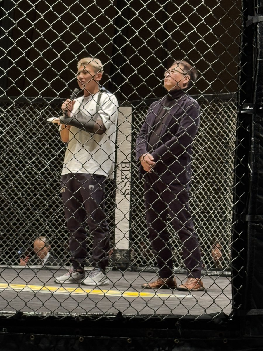 tatsuyakay's tweet photo. 岩崎代表の紹介でGRACHANファイターでUFCの契約が決まった中村京一郎マイク!!!
GRACHANには何度も試合させて貰って感謝していると‼︎。
UFCではGRACHAN出身として恥ずかしくない試合を見せたいと!!!
#GRACHAN #GRACHAN81 #UFCJP https://t.co/6EzWwRV9v3