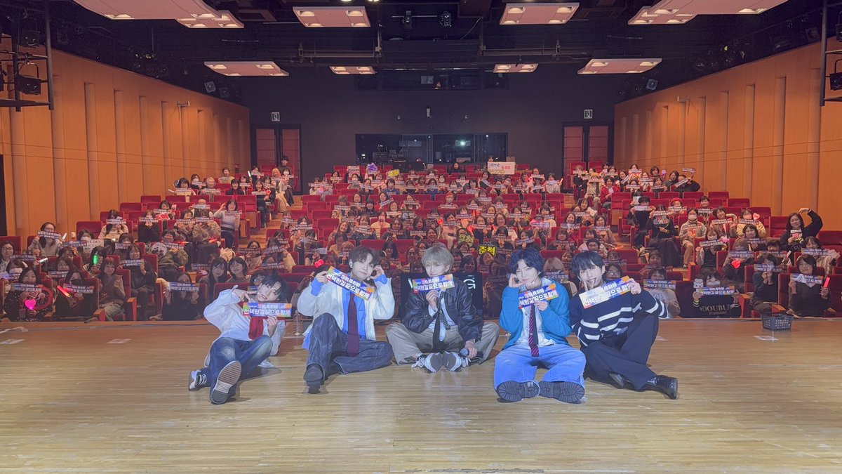 WEZAG_official's tweet photo. 안녕하세요, ONE SHARP TURN!
WEZAG입니다.

2월 22일, 23일 프리데뷔 공연에 와주신 모든 팬 여러분께 진심으로 감사드립니다.

무대 위에서 조명이 켜지고, 객석에 계신 여러분의 눈을 마주한 순간
저희는 말로 다 표현할 수 없을 만큼 벅차고 떨렸습니다.

짧은 시간이었지만, 그 무대를 위해 정말 많은 준비와 노력을 했습니다.
하지만 저희가 준비한 모든 마음이 다 전해지지 못한 것 같아
조금은 아쉽고, 그래서 더 간절해졌습니다.

다음에 여러분을 다시 만나는 날에는
지금보다 훨씬 단단해진 모습,
무대 위에서 더 당당하게 빛나는 모습으로 인사드리겠습니다.

저희의 시작을 함께해주셔서 정말 감사합니다.

こんにちは、ONE SHARP TURN、WEZAGです。

2月22日、23日のプレデビュー公演に来てくださったすべてのファンの皆さん、本当にありがとうございました。

ステージの照明がつき、客席にいる皆さんの目を見た瞬間、
言葉では言い表せないほど胸がいっぱいになり、緊張もしました。

短い時間ではありましたが、そのステージのために本当にたくさん準備をして、たくさん努力してきました。
でも、僕たちが込めたすべての想いをまだ十分に届けきれなかった気がして、
少し悔しさもあり、だからこそもっと強くなりたいと思いました。

次に皆さんにお会いする時は、
今よりもっと成長した姿で、
そしてステージの上で、もっと堂々と輝く姿でご挨拶します。

僕たちの始まりを一緒に見守ってくださって、本当にありがとうございます。

Hello, we are ONE SHARP TURN, WEZAG.

To all the fans who came to our pre-debut performances on February 22 and 23, thank you so much from the bottom of our hearts.

The moment the stage lights turned on and we made eye contact with you in the audience,
we felt overwhelmed with emotions and excitement in a way that is hard to put into words.

Even though it was a short time, we put so much preparation, effort, and heart into that stage.
But we also felt that we weren’t able to fully deliver everything we wanted to share with you,
and that made us feel a little disappointed — but even more determined.

The next time we meet you,
we promise to return stronger than we are now,
and to greet you with a brighter, more confident presence on stage.

Thank you so much for being part of our beginning.
