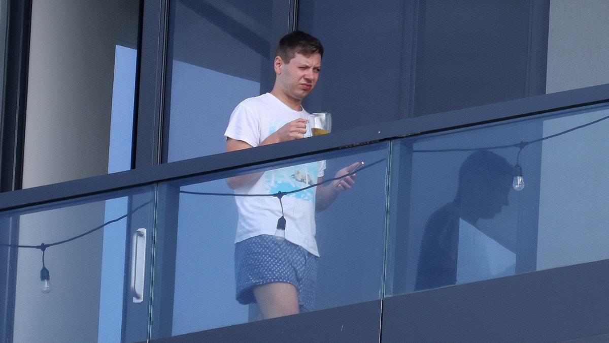 terörist netanyahu'nun terörit oğlu, Miami'de lüks bir dairede, yıllık 680.000 dolar devlet destekli kişisel güvenlikle yaşıyor.

Bu arada Amerikalılar Orta Doğu'da itrail için ge*bermeye devam ediyor 

#savaş Ahmedinejad 
#SONDAKİKA #Gazze 
  Suriye öldü
  #deprem #Iran iran