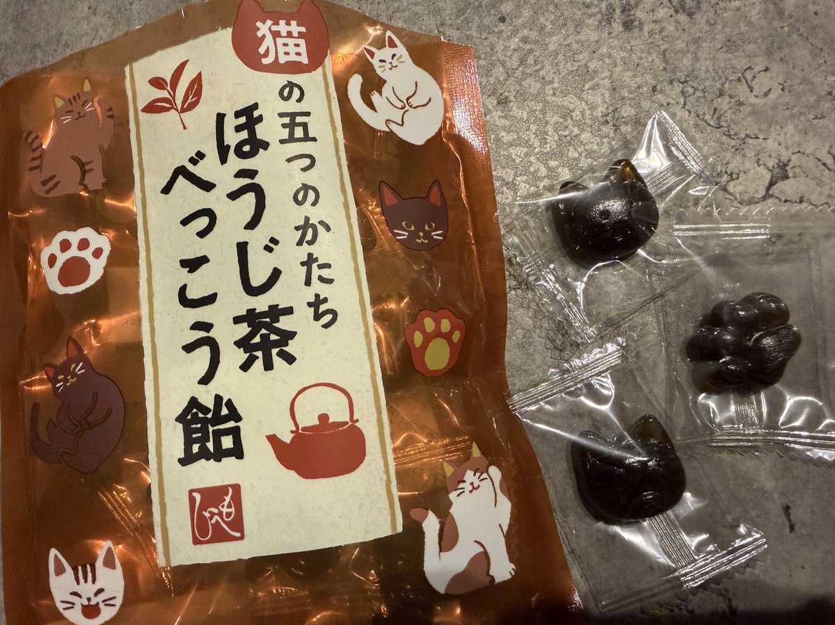 ママからかわいい飴ちゃんもらった🐈‍⬛🍬