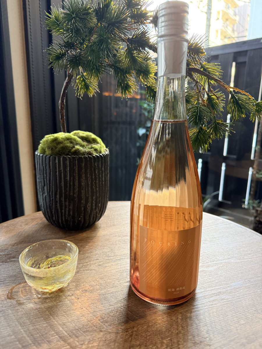 日本酒に、新しい展開を。

酒屋とバーテンダーがブレンドを手がけた一本。
ボトルに注がれるのは、伝統と感性の融合。

樽熟成の奥行き、
洗練されたシーンを満たす香りと余韻。

ただ酔うためではなく、
飲む人の心に新しい化学反応を起こす一杯。

その“最初のきっかけ”になる酒を、浅草から。