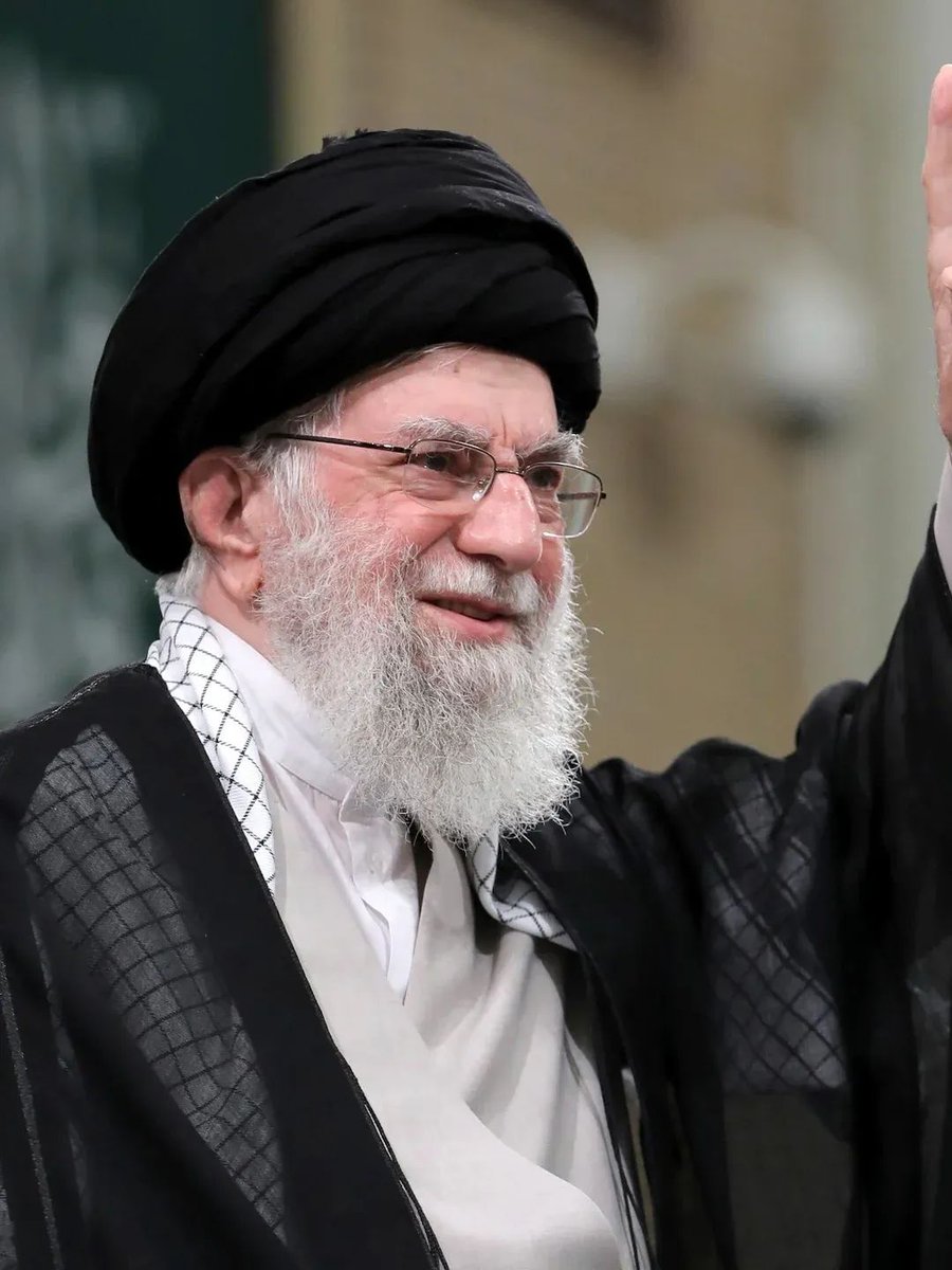 Farooqui0M's tweet image. न इंतज़ार करो इनका ऐ अज़ा-दारो,,
..शहीद जाते हैं जन्नत को घर नहीं आते।

इन्ना लिल्लाहि व इन्ना इलाही राजी'उन।
बड़ी ताकतों के सामने कभी नहीं झुकने वालों में ये इतिहास याद रखेगा।।
एक अकेला शेर कभी किसी के सामने घुटनें नहीं टेके, निडर लडता रहा।

#alikhamenei
#shaheed #iranian #sher