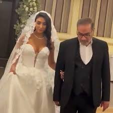 Öldüğü doğrulanan Hamaney'in danışmanı Ali Şamkani
kızının dekolte gelinliğiyle gündeme gelmişti. Mahsa Amini gibi binlerce genç kıza başörtülerinden saçları göründü diye zulmeden, hayatlarının baharında öldüren Şamkani'nin gebertilmesi insanlığa  hizmettir.