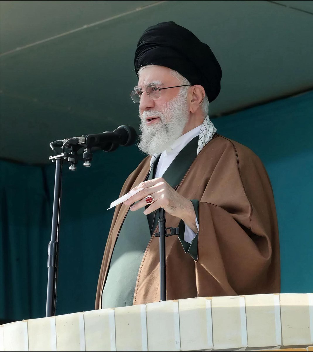 Kamfanin labarai na Fars: Bayan sake tuntubar wasu majiyoyi masu tushe daga gidan Jagoran Juyin Juya Hali, an tabbatar da labari mai ban tausayi cewa ‘yar Jagoran Juyin Juya Hali, surukinsa, da jikansa sun rasu.Har ila yau, bayanai sun nuna cewa daya daga cikin matan ‘ya’yansa ma