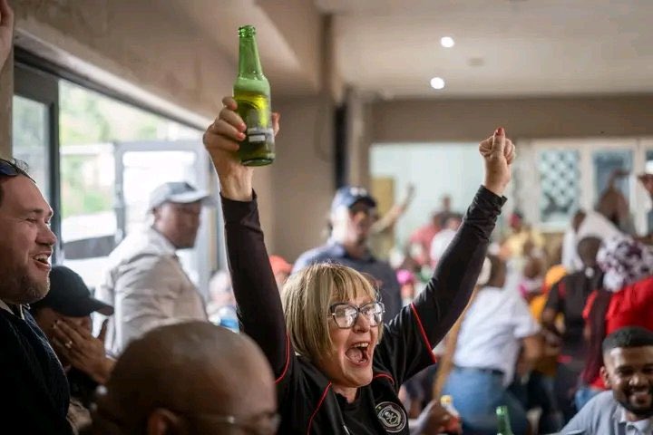 If it was our CIC holding a bottle of beer like this in a public space all paid influencers would be making noise by now… but because it is their favourite all of them are quiet…. Mxm