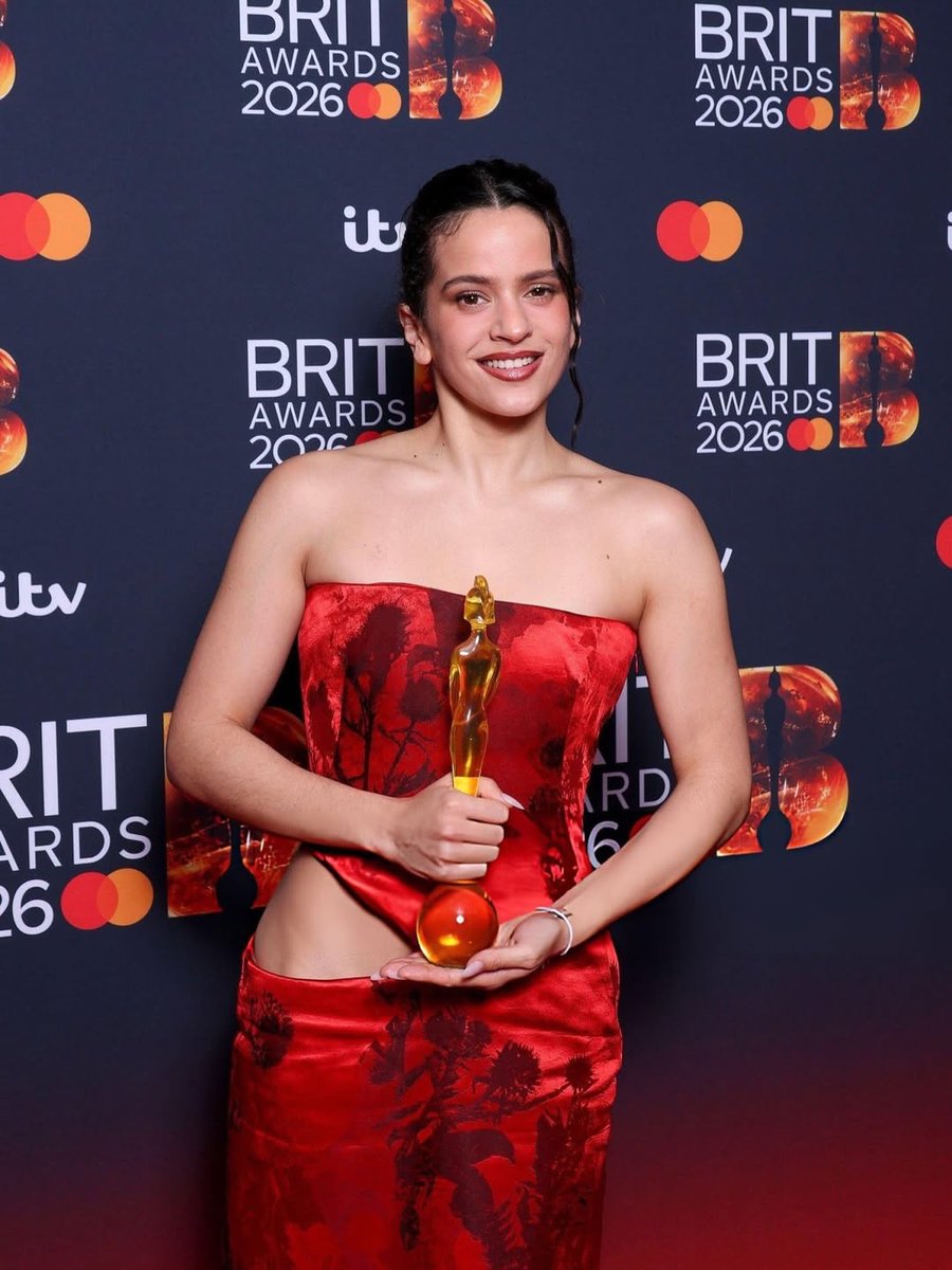 Fleek_Mag's tweet photo. 🏆 ROSALÍA se convierte en la primera artista española en ganar en la categoría ARTISTA INTERNACIONAL DEL AÑO en los BRIT AWARDS https://t.co/z6plYFZub6