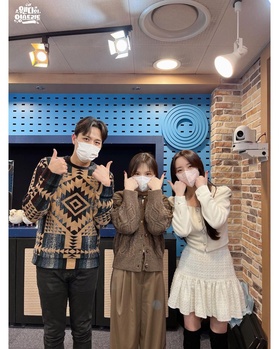 220110 뮤지컬 엑스칼리버 케네비어 때 홍보차 웬디가 DJ하던 영스 나와서 친해져서 번호 받아갔다고 햇었는데 ㅎㅎ 이게 벌써 4년 전이네 ㅎㅎ