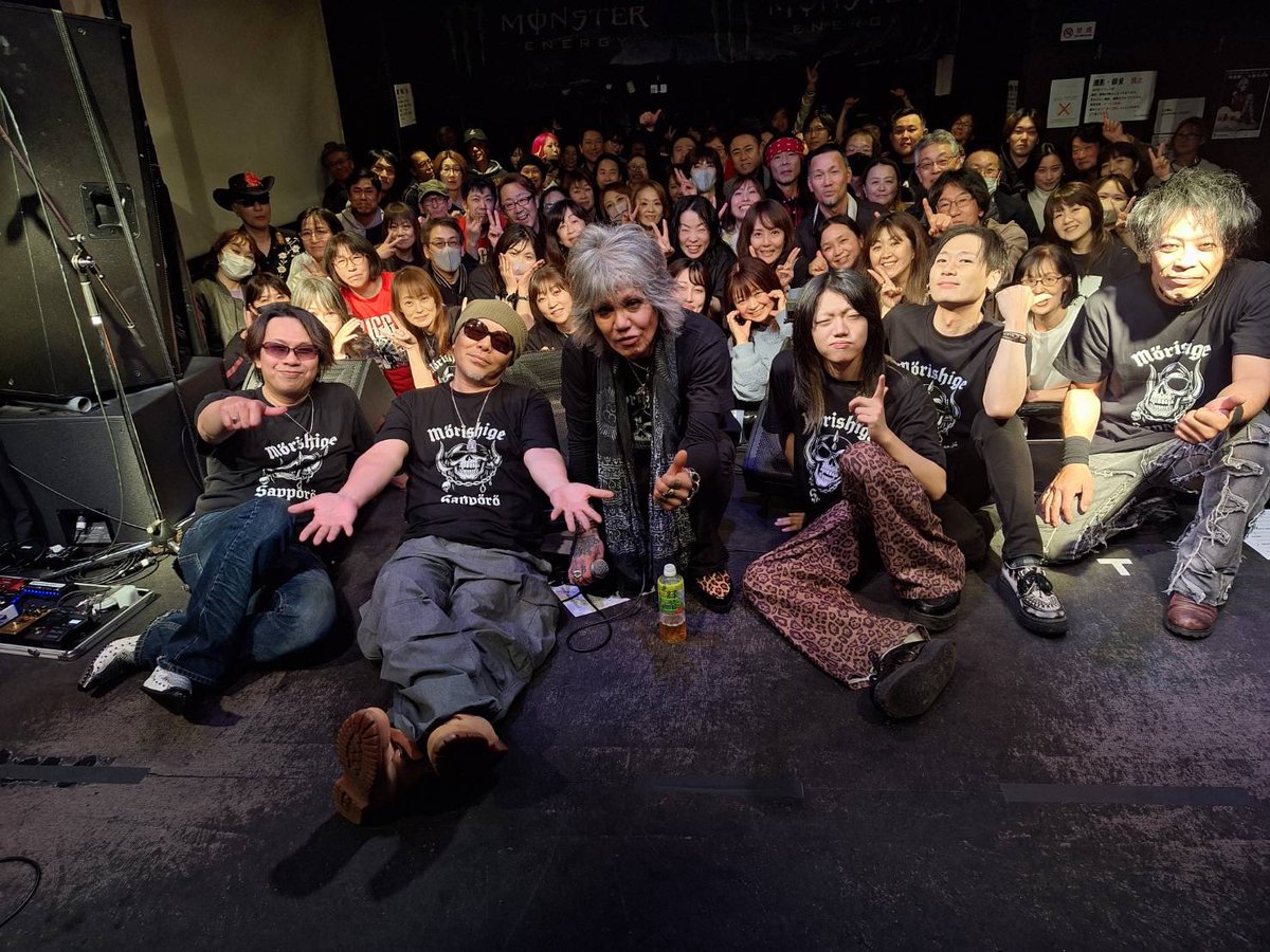 928_sapporo's tweet photo. この度、928はついにレジェンド森重さんとの共演を果たしました！
アコースティックライブにサプライズでバンドスタイルを盛り込むという形で演奏を務め夢のような時間でした😇
森重さんだけではなくファンの皆様、地元のコピーバンドとして暖かく迎えて頂き本当にありがとうございました
 #森重樹一 https://t.co/IzQVNlxwbP