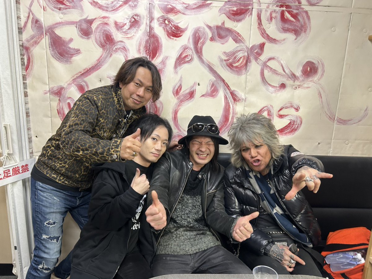 928_sapporo's tweet photo. この度、928はついにレジェンド森重さんとの共演を果たしました！
アコースティックライブにサプライズでバンドスタイルを盛り込むという形で演奏を務め夢のような時間でした😇
森重さんだけではなくファンの皆様、地元のコピーバンドとして暖かく迎えて頂き本当にありがとうございました
 #森重樹一 https://t.co/IzQVNlxwbP