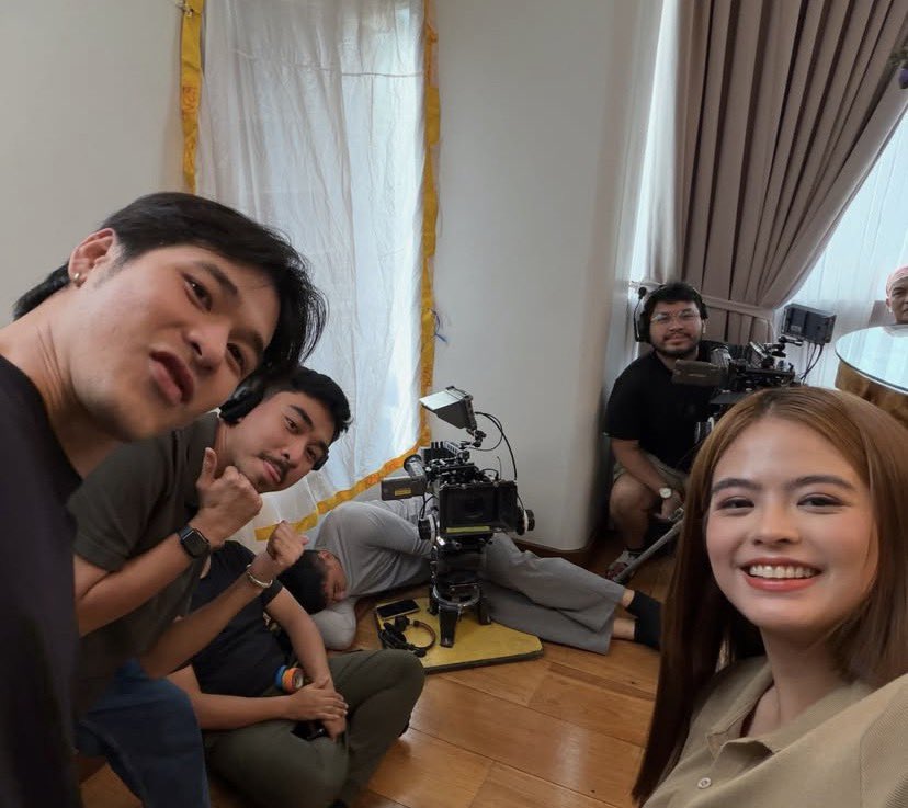 bride and groom to be na nakikipag meeting sa wedding coordinator vibes