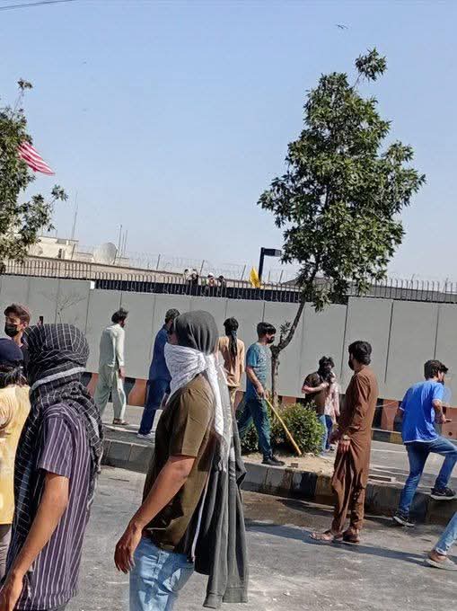 ahmad__bobak's tweet photo. 🚨BREAKING | In Karachi, Pakistan🇵🇰 

Forces stationed at the US 🇺🇸 Consulate fired live rounds on demonstrators — 8 young men martyred, 20 wounded. Protests linked to US actions against #Iran.