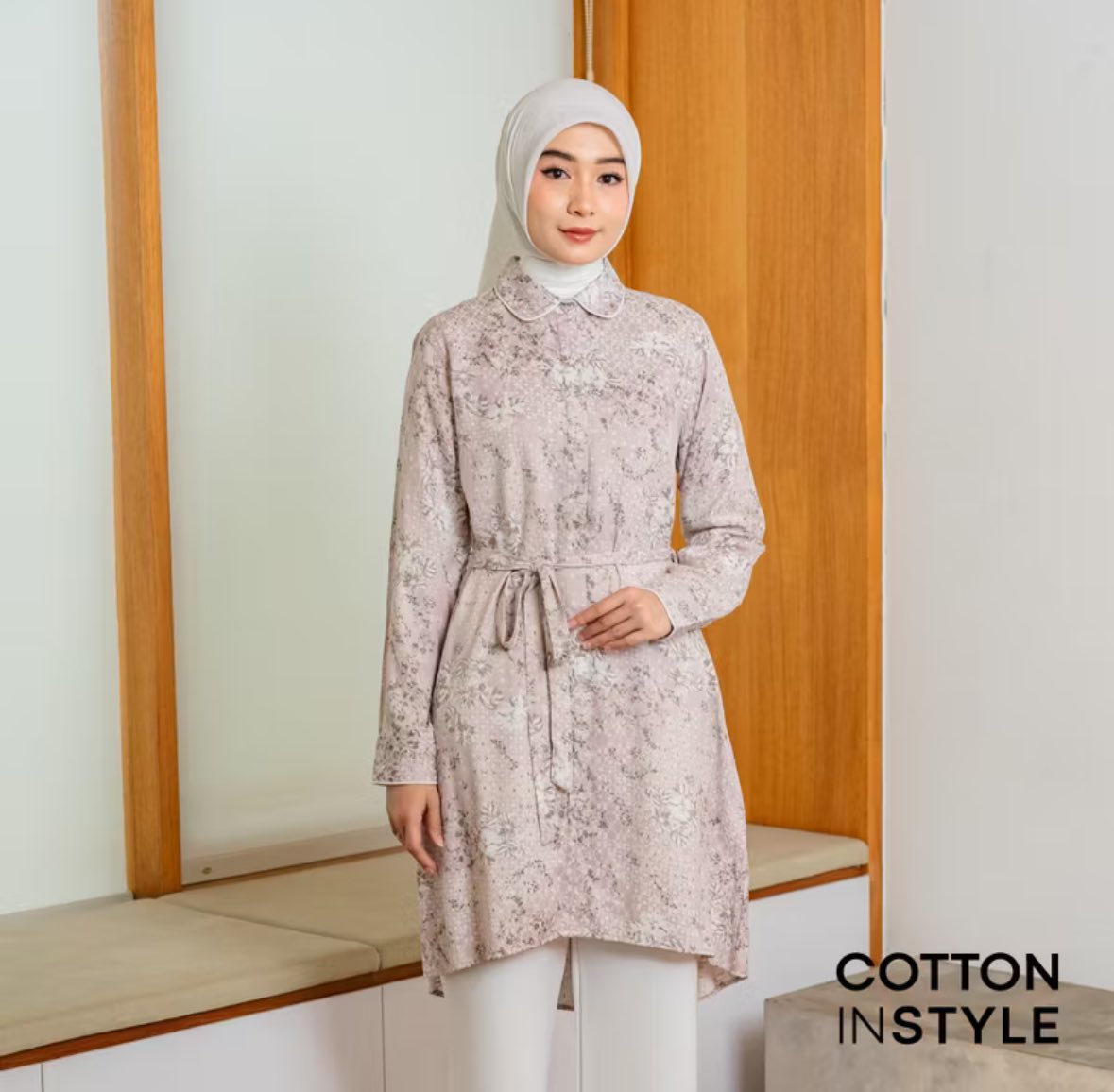lilaccountz's tweet photo. tips dariku kalo beli baju lebaran :

beli lah baju yg bakal dipake lagi utk sehari hari or atleast bisa dipake walau hanya di hari hari tertentu kayak kondangan atau arisan keluarga misalnya.

kayak misal aku sehari hari pakai abaya, aku belinya tetep abaya untuk lebaran. abayanya pun ya yg ga heboh. abaya yg kubeli tetep yg simple spt yg biasa kupakai sehari hari, biar kepake terus.

trus misal belum terbiasa pake abaya, menurutku belilah tunik atau one set rok + tunik misalnya. jadi tuniknya bisa dipake lagi utk sehari hari atau minimal saat kondangan atau acara apa gitu misalnya kayak pict di bawah.

in this economy, be wise kalo belanja guys. lebaran jg bukan waktunya pamer, tapi waktunya silaturahmi merayakan hari raya. baju cukup yg bersih dan rapih aja, gaperlu heboh gimana gimana. ga semua org bakal inget dan merhatiin baju kita kok. kebanyakan malah bodo amat 😁