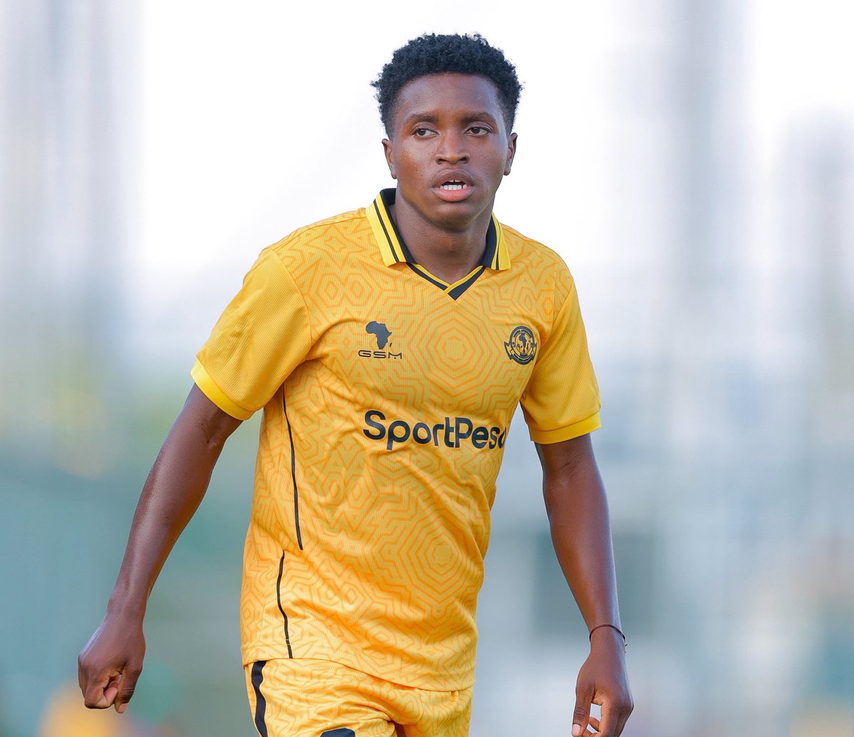 PetaTabu's tweet image. The #KariakooDerby has always been a stage for big-game players — where loyalty is sealed forever in the hearts of the faithful.

@AllanOkello8 —It’s YOUR STAGE, DANCE.

@andersonmyshots, hakikisha Star boy yuko tayari kwa derby😎.

#LetsGooo. 

#DiamaMbeleNyumamwiko #Mwanainchi