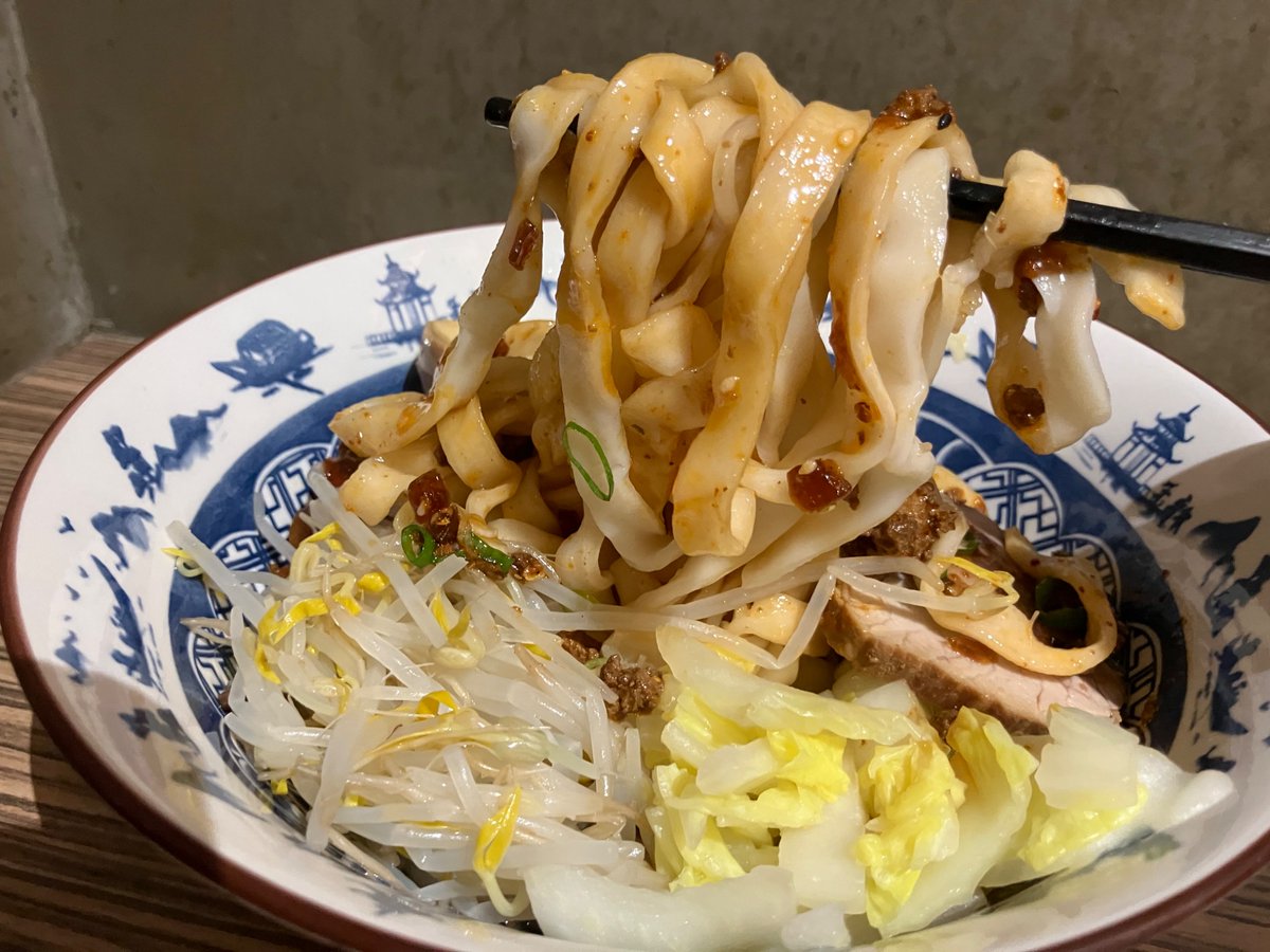 _SUI_REALITY's tweet photo. 次に台湾行った時に食べに行こうと思ってた老台客食麺の椒麻拌麺

台湾ぽくないちょっとゴワついてる麺と🌶️x1の割には辛めの味付けの美味しい麺でした♪♪

麺リフトにも初挑戦🍜 https://t.co/iV2qj9BCVd
