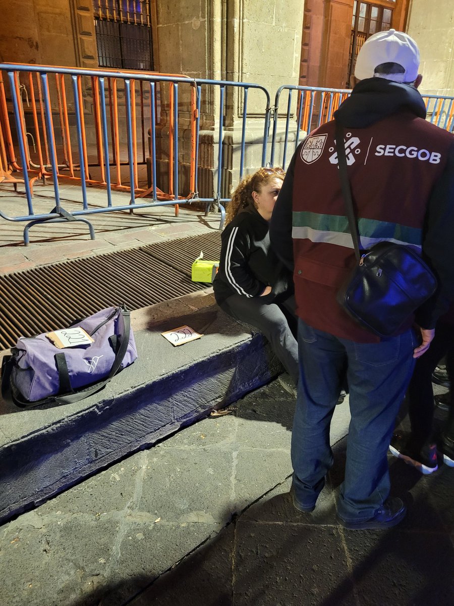 1 am y se encuentran contabilizadas y registradas hasta estos momentos 222 casas de campaña con un promedio de  8 personas x casa, lo que quiere decir que habemos más de 1700 shakifans acampando para lograr un buen lugar en el concierto de <a href="/shakira/">Shakira</a> en el Zócalo de la CDMX  🐺🐺🐺