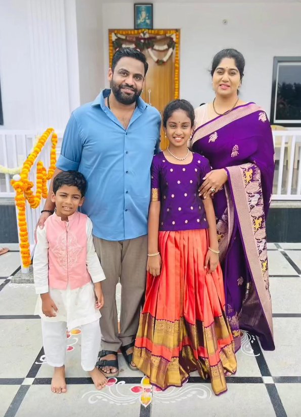 nare9811's tweet photo. 🎉 పెళ్లి రోజు శుభాకాంక్షలు!
💐 మల్ రెడ్డి అభిషేకన్న పుణ్యదంపతులిద్దరికి హృదయపూర్వక శుభాకాంక్షలు.
🌟 ఇలాంటి వేడుకలు మరెన్నో జరుపుకోవాలని కోరుకుంటూ
👏 నరేష్ దండు, పర్యావరణ పరిక్షణ సమితి చైర్మేన్
🎉 Happy Wedding Anniversary to MalReddy Abhishek&amp;spouse

@MRRIBPMLA @Malreddyramredy https://t.co/63XvuR1YyL