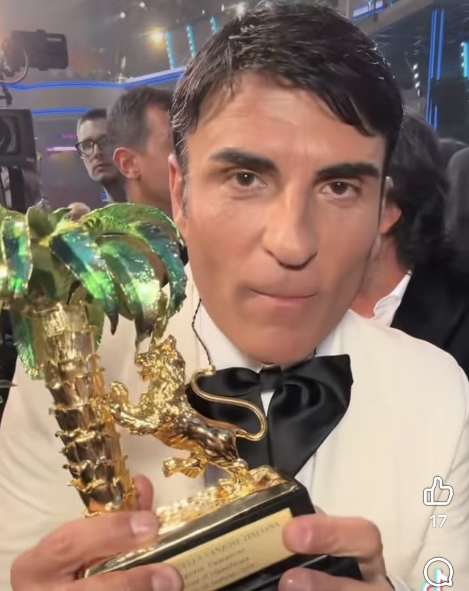 checipossofare's tweet photo. Lo hanno pettinato uguale al premio, poi non mi venite a dire che non era tutto già deciso.
#Sanremo2026 https://t.co/nZsD2mDZCA