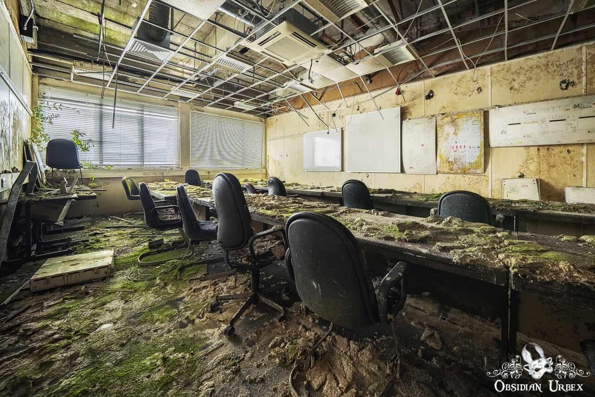 ObsidianUrbex's tweet image. Opened in the 1950s, this vast facility once trained tens of thousands for British Airways, in decaying blocks. Theory classes and pre-flight lectures were held here, with hollowed 737-400 simulators still in the pilot training area. #PilotTraining #Boeing #Photography