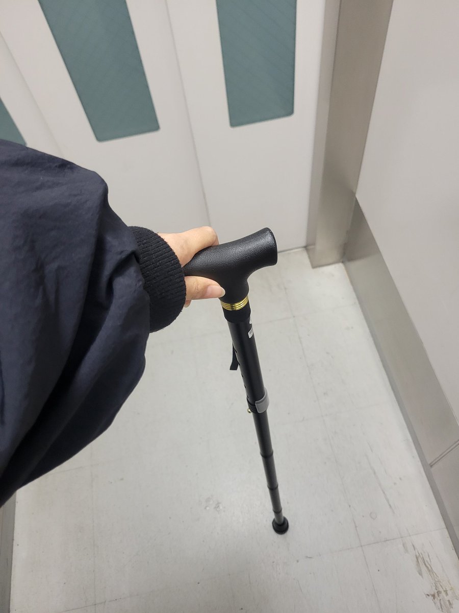 tnsktnpr's tweet photo. 私の健常者彼氏は、オモローなので、なんでか知らんけど何年も前に折り畳みのちゃんとした杖持ってて拝借したwww不健常者アピ大事だし、実際杖あるの安心すぎる https://t.co/gIietLuVtT
