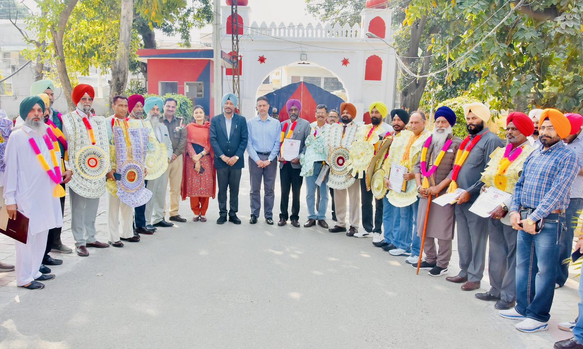 cpamritsar's tweet photo. Eighteen Police personnel from the Commissionerate Police Amritsar have retired. The senior officer congratulated them for performing their duties in the police department with sincerity and diligence.
#ForcelsFamily https://t.co/7WZeUIPELC