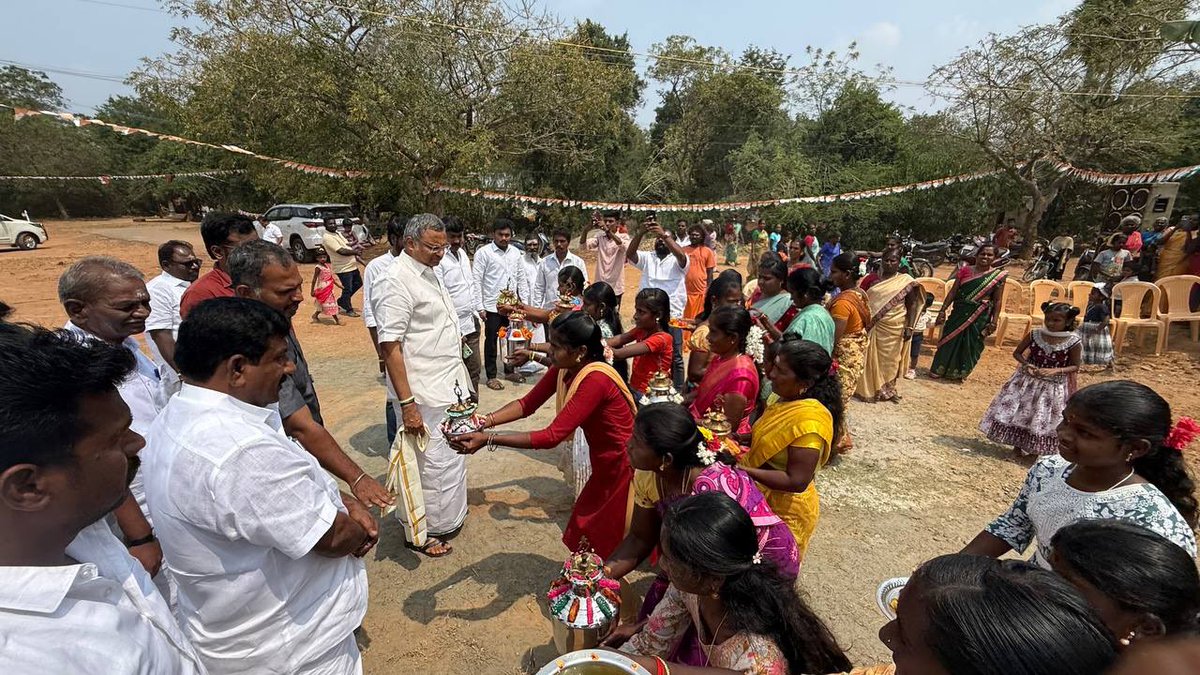 KartiPCoffice's tweet image. சிவகங்கை நாடாளுமன்ற உறுப்பினர் திரு. 
@KartiPC அவர்கள், அவர்களின் தொகுதி மேம்பாட்டு நிதியின் #MPLADS கீழ் சாக்கோட்டை ஒன்றியம். சிறுகப்பட்டி ஊராட்சி, ஆயினிமனை காதமரவார் காளியம்மன் கோவில் அருகில் கட்டப்பட்ட கலையரங்கத்தை திறந்துவைத்தபோது. #Chidambaram #KartiPChidambaram #Sivaganga