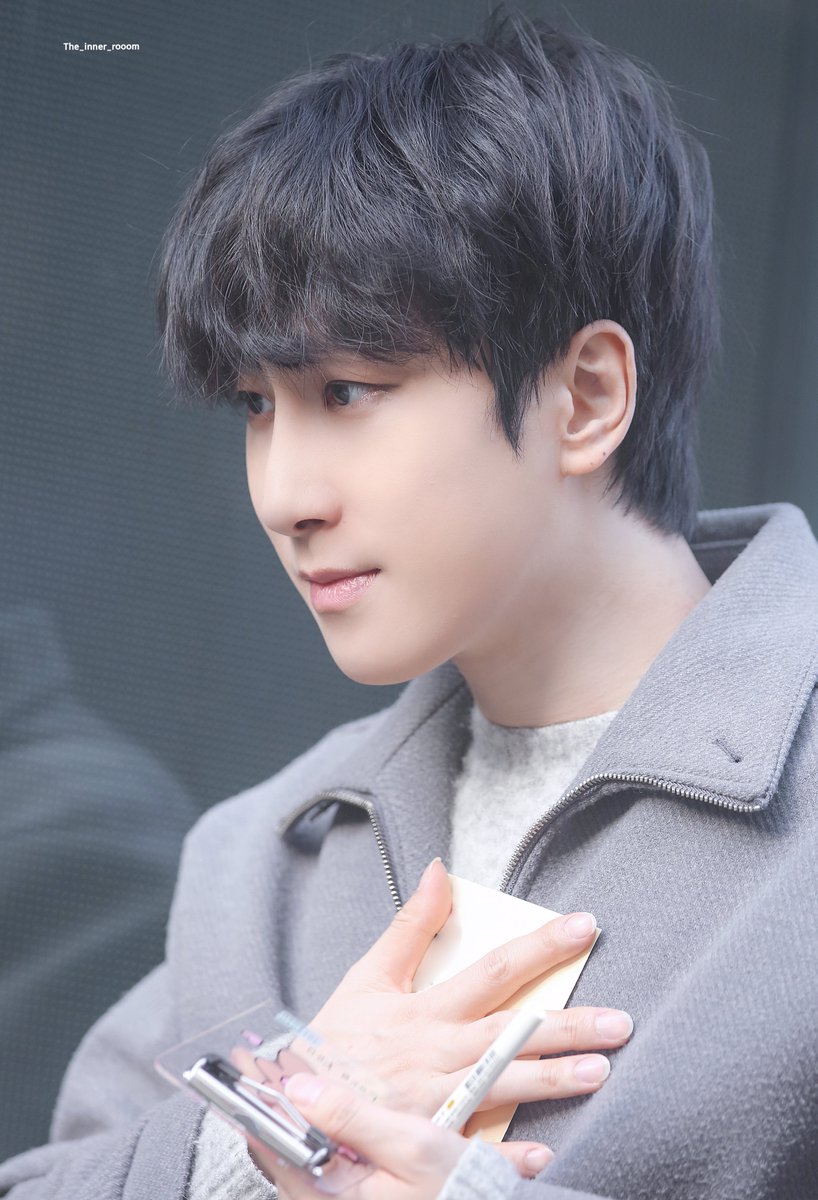 260228 시지프스 퇴근길 
# 이선우

눈빛 표정 유죄,,,,🥺