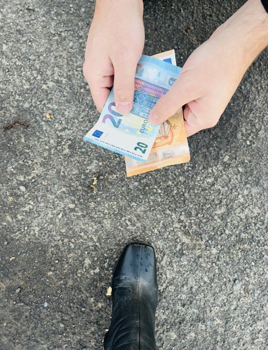 Es ist definitiv NICHT: 
Ohne Tribut keine Beantwortung der Nachricht des Subs oder Followers❗️
Es ist legitim wenn andere Ladies dieses machen - für mich ist das nix❗️
Aus einem Gespräch kann eine Bindung entstehen und wenn der Sub dann freiwillig ein Geschenk machen