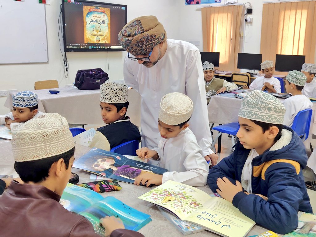 EduGovNBT2207's tweet photo. انطلاقًا من مبادرة شهر اللغة العربية نظَّم الأستاذ علي الفريد مسابقة القارئ الصغير بهدف غرس حبِّ الضاد في نفوس الطلبة وتعزيز ثقافة القراءة في أجواءٍ يسودها الحماس والتنافس الشريف و تكريم الطلبة الفائزين تقديرًا لتميّزهم وتشجيعهم.
📍اسبوع أقرأ لأرتقي
#فعاليات_تعليمية_شمال_الباطنة https://t.co/BWGCdm2dt1