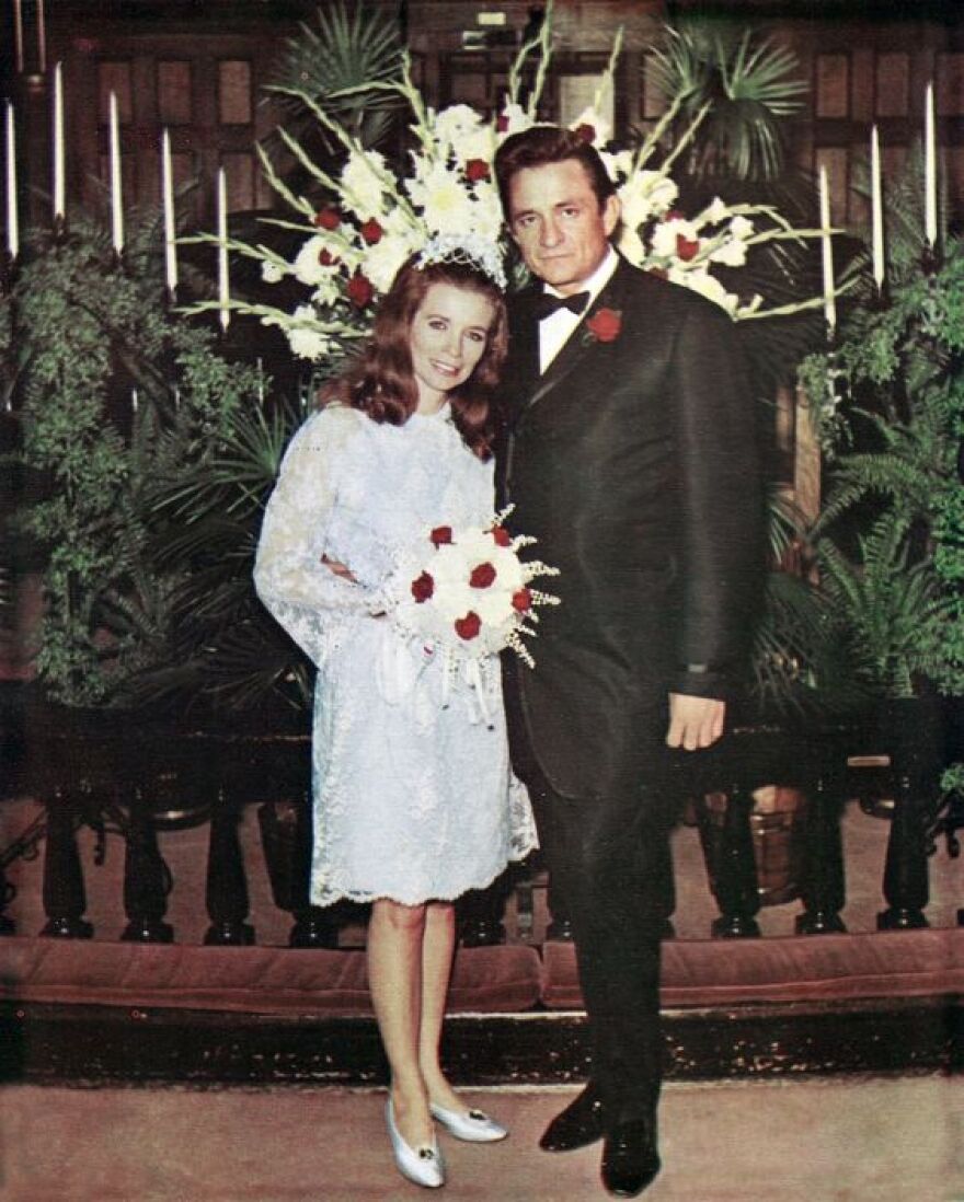 MaxxGhe's tweet photo. 01/03/1968.
Liberi dai precedenti matrimoni, Johnny Cash e June Carter coronano il loro sogno d'amore sposandosi.
Johnny aveva chiesto la mano di June sul palco di fronte a 7.000 persone.
"The First Time Ever I Saw Your Face": https://t.co/pfObMjaLKi
#JuneCarter #JohnnyCash https://t.co/PuXZ6H7mOx