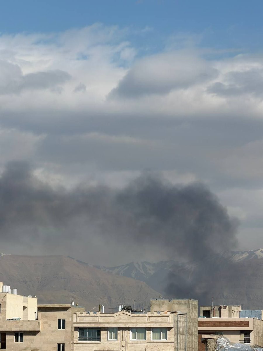 nidhisj2001's tweet photo. 📍 Karaj &amp; Tehran, Iran — 10 Esfand
Hearing continuous explosion noises across the city. Reports of multiple blasts in Tehran, Karaj &amp; other regions tonight
. #IranExplosion
#Khamenei #Israel #IranWar https://t.co/xXNoRbl4Lv