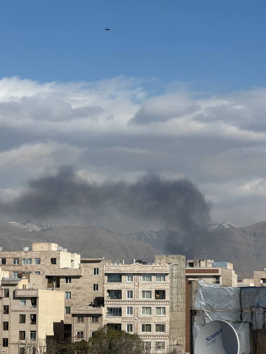 nidhisj2001's tweet photo. 📍 Karaj &amp; Tehran, Iran — 10 Esfand
Hearing continuous explosion noises across the city. Reports of multiple blasts in Tehran, Karaj &amp; other regions tonight
. #IranExplosion
#Khamenei #Israel #IranWar https://t.co/xXNoRbl4Lv