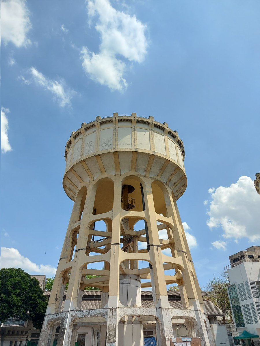 เอาเสื้อยืดของแฟนกับกระเป๋าถุงผ้ามาส่งต่อให้จนท.ให้คนไร้บ้าน คือแปบเดียวหมดอ่ะคนอยู่ที่นี่เกือบ 200 คนเลย แล้วเค้าก็ยกมือขอบคุณดีใจ เราซักมาหอมๆให้เรียบร้อยพร้อมใส่ได้เลย เผื่อใครมีเสื้อผ้าอยากส่งต่อแนะนำที่ประปาแม้นศรีค่ะ โครงการบ้านอิ่มใจของกทม.