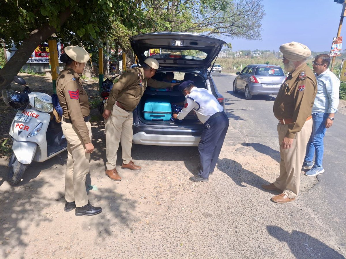 PP_Hoshiarpur's tweet photo. Hoshiarpur Police PCR personnel conducted special naka-bandi in the city area with thorough vehicle checking to monitor suspicious activities and ensure public safety.

#SpecialNakabandi #PoliceOnAlert #PublicSafety #CrimePrevention https://t.co/skjxaFZ0uP