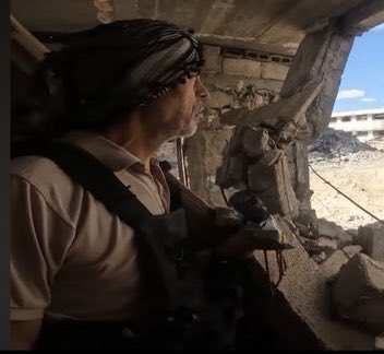 يقال إن السنوار وعندما كان بعض العارفين يقولون له إن إيران تتاجر بالقدس، وتستخدمكم للتغطية على جرائمها في المنطقة لتحسين صورتها.. أجابهم بما معناه:

بأننا نتعامل مع الظاهر، وأردف على ذلك أننا نعد لحرب لا عودة فيها، فإما أن يقفوا معنا أو تصلهم الارتدادات التي لن تقف على حدود #غزة.