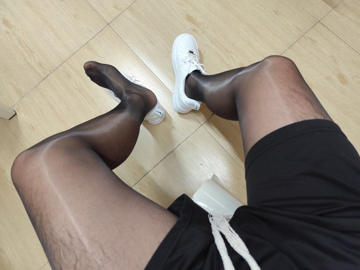 zzzhs12138's tweet photo. 不想开学....
＃男丝
＃男生穿丝袜 https://t.co/HuuhFbPrlZ
