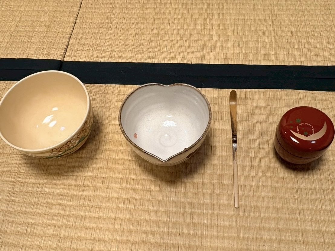 hoseitea's tweet photo. こんにちは、法政大学茶道研究会です！
2/20に校内でバレンタイン茶会を行いました💝
ハート型の茶碗をはじめ、意匠を凝らした道具や菓子に囲まれ、和やかなひとときを過ごしました☺️
#春から法政 https://t.co/sw6GG2DjSg