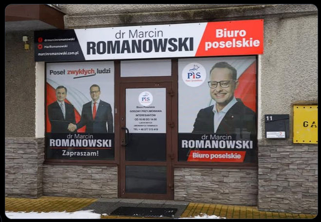 Aferzysta z pis Romanowski zrezygnował z wynagrodzenia posła zawodowemu, ale w 2025 r. otrzymał z budżetu państwa 280 tys. zł ryczałtu na prowadzenie biura poselskiego i 5 tys. zł na remont i wyposażenie biura.

Problem w tym, że biuro poselskie w Biłgoraju, jest zamknięte a
