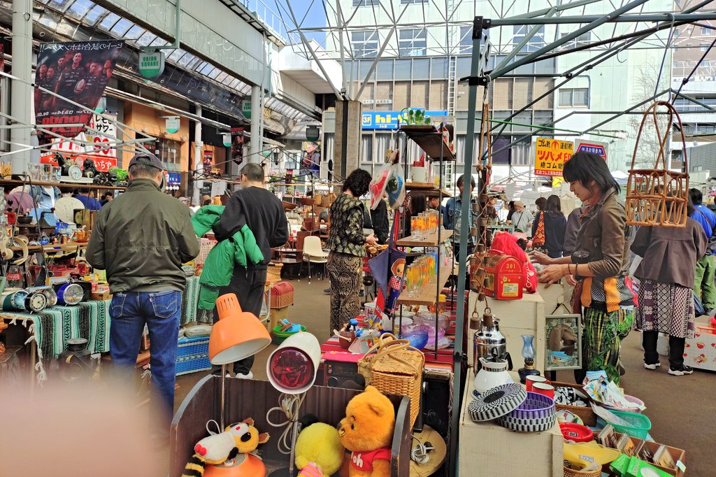 蚤の市はオリオンスクエアで。 市内に店舗を持つ人も結構いるようで
