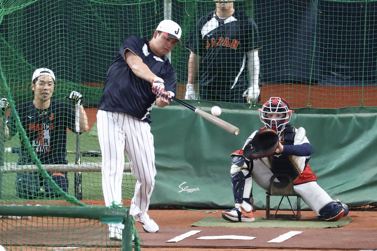 【#侍ジャパン 🇯🇵】

#村上宗隆 内野手が合流初日からフリー打撃✨

力強いスイングで快音を連発‼️

柵越えのほか、中堅を守る #大谷翔平 選手を“襲う”強烈ライナーも😳

Photo by Yuki Kajiya