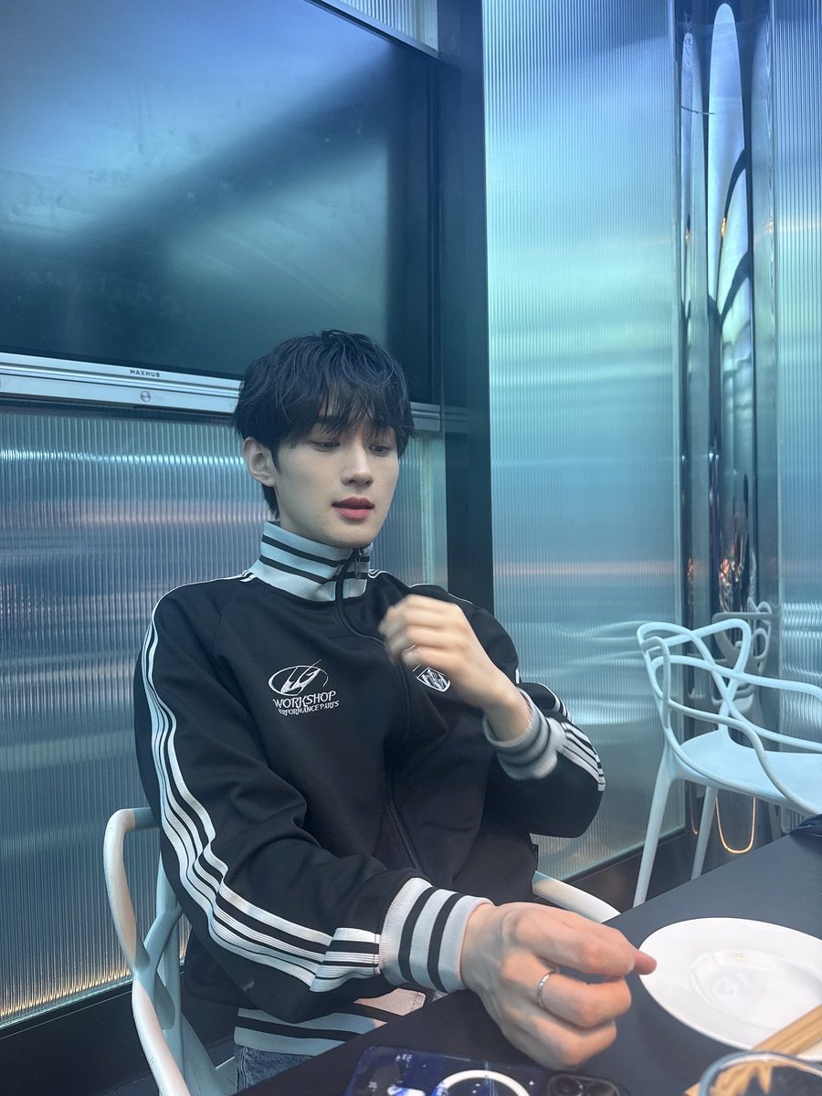 un1d0v's tweet photo. 드러누워서 보다가 벌떡 일어낫네 진짜 이런 옷 왜케 잘 어울림 김용승 https://t.co/NVMCMBkMvY