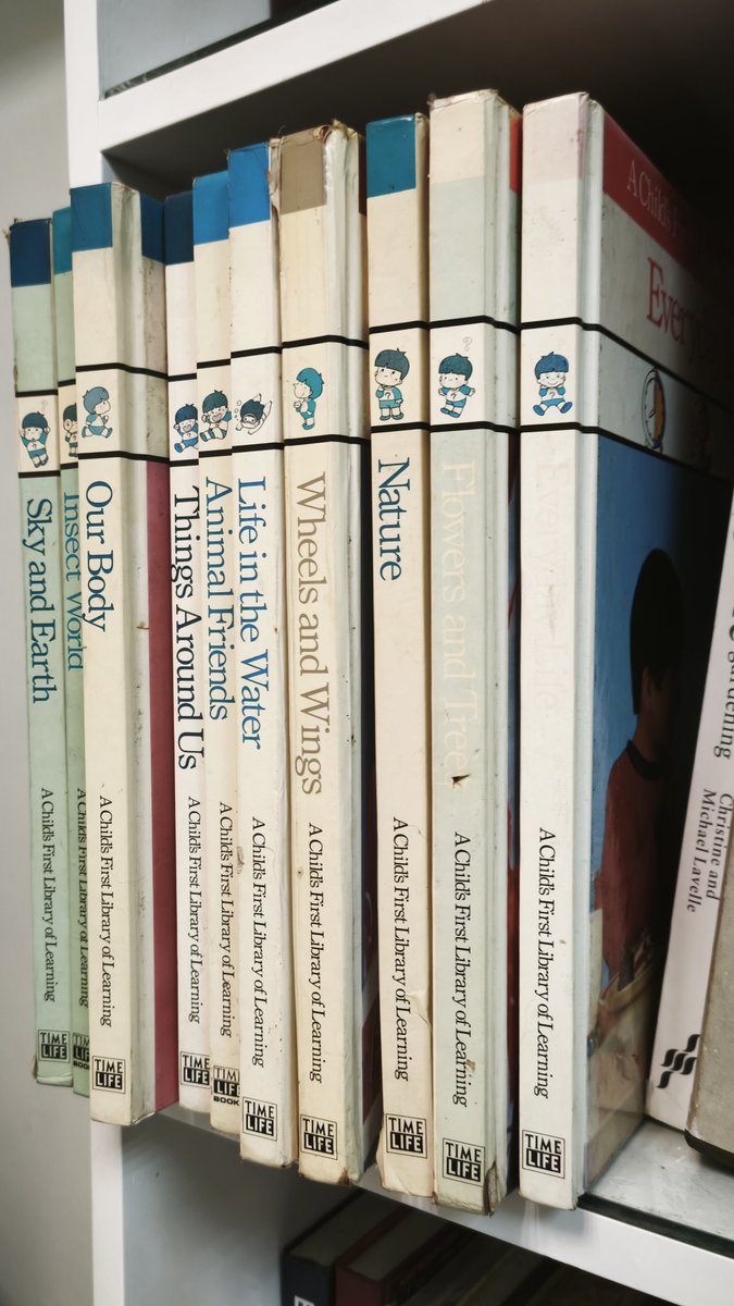 Ternyata istriku anak orang kaya, rumahnya ada seri buku ensiklopedia Widya Wiyata Pertama Anak-Anak versi asli Bahasa Inggris.
