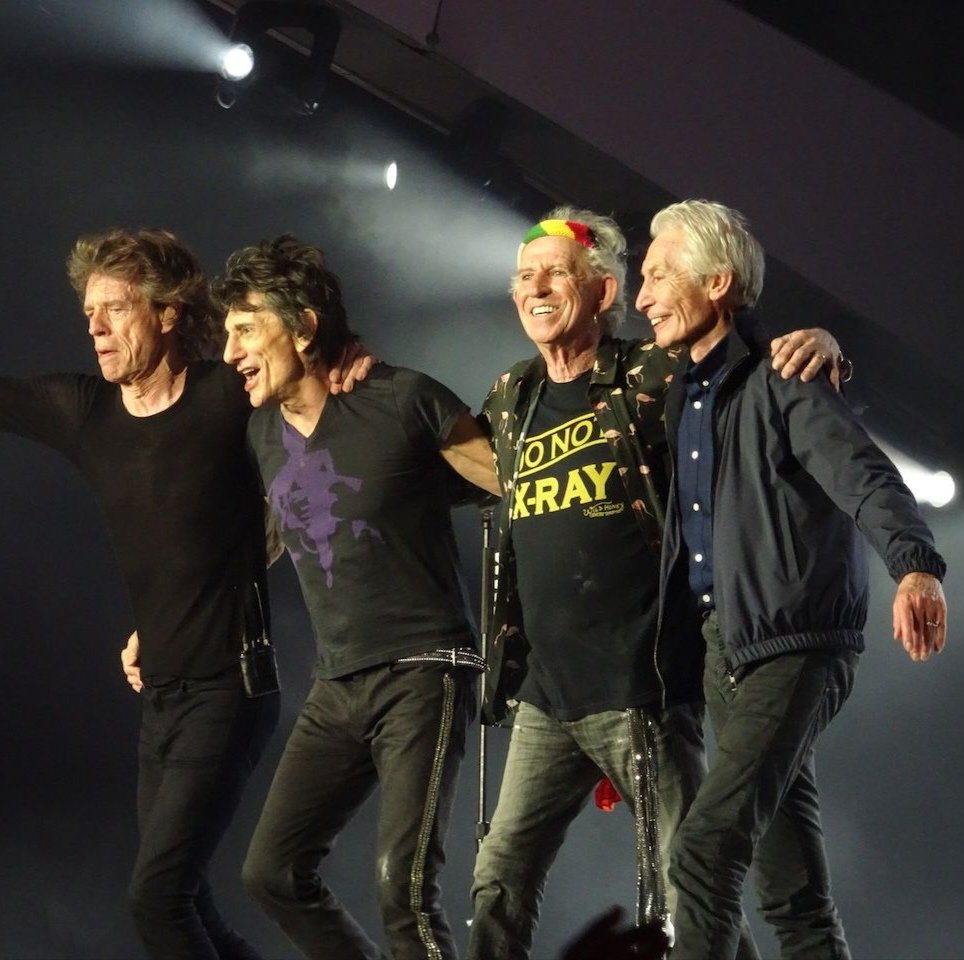 VLafora's tweet photo. Hi friends, happy #StonesSunday
📷 By #HendrikMulder #UArena Paris, 2017
📹"She Is A Rainbow" #UArena Paris 2017
https://t.co/H4sa89JGCR
@Natalie67578650 @resident219 @denajag @AJDMaru @cheers16 @werthro @claireTerrieux @StanislasPetit @ABessai @thatstoneslady @sueurdesang https://t.co/UKBau7gt4Y