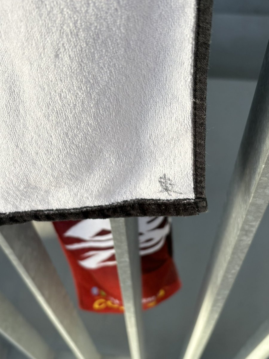 【忘れ物】
本日のホームゴール裏にタオルの忘れ物がありました。
裏面に「東」と書かれておりました。
クラブスタッフの方にお渡しさせていただきましたので、お心当たりの方はクラブまでお問い合わせをお願いいたします🙇‍♂️
#zweigen #ツエーゲン金沢