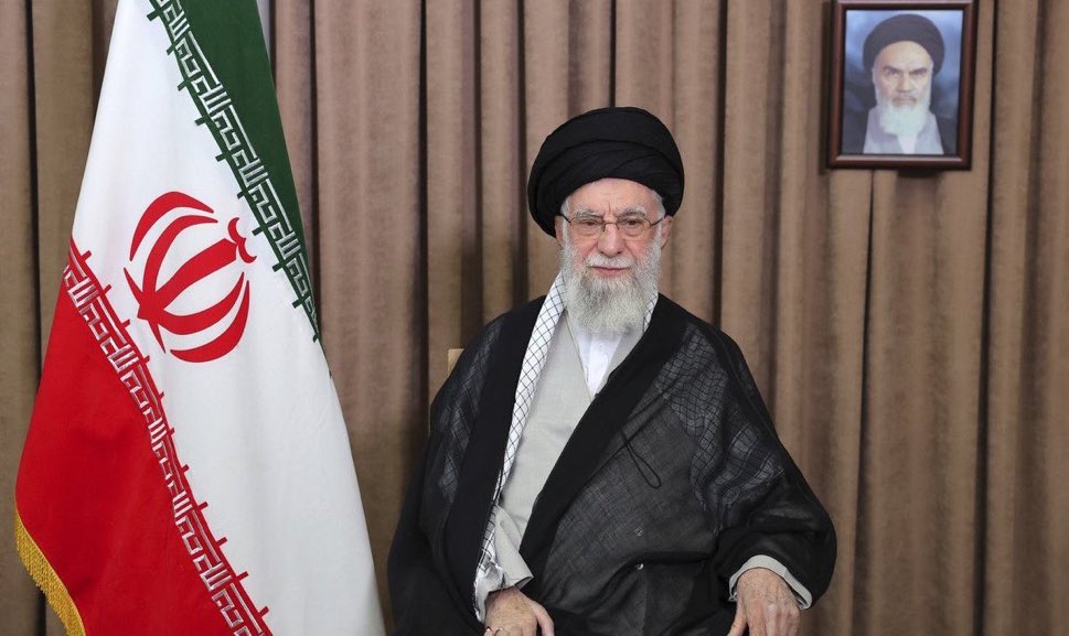 #TajiriLaKihaya 

Kwa Nini Iran Inasimama Peke Yake Dhidi ya Israel na Marekani Wakati Nchi Nyingine za Kiislamu Zinajiunga na USA:

Kabla ya 1979, Iran chini ya Mohammad Reza Pahlavi ilikuwa mshirika wa karibu wa Marekani na ilikuwa na uhusiano wa kimya na Israel.

Kila kitu