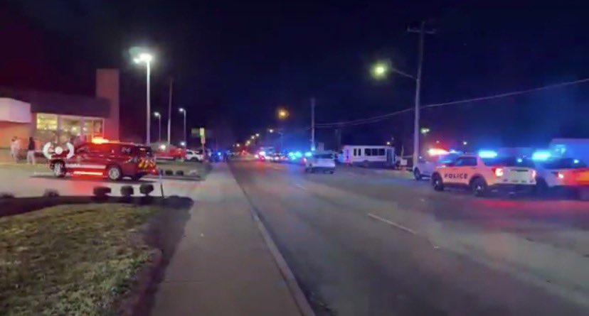 end_timesigns's tweet photo. 11-13 people have been shot at Riverfront Live in Cincinnati, Ohio initial local reports say. https://t.co/TVYT5I2vYv